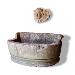 Antica fontana in pietra. Epoca 1600.